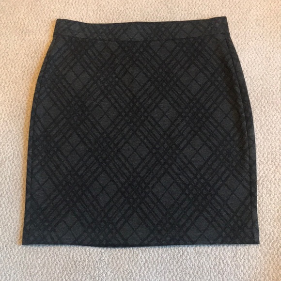 Dresses & Skirts - Loft skirt gray & black plaid sz M
